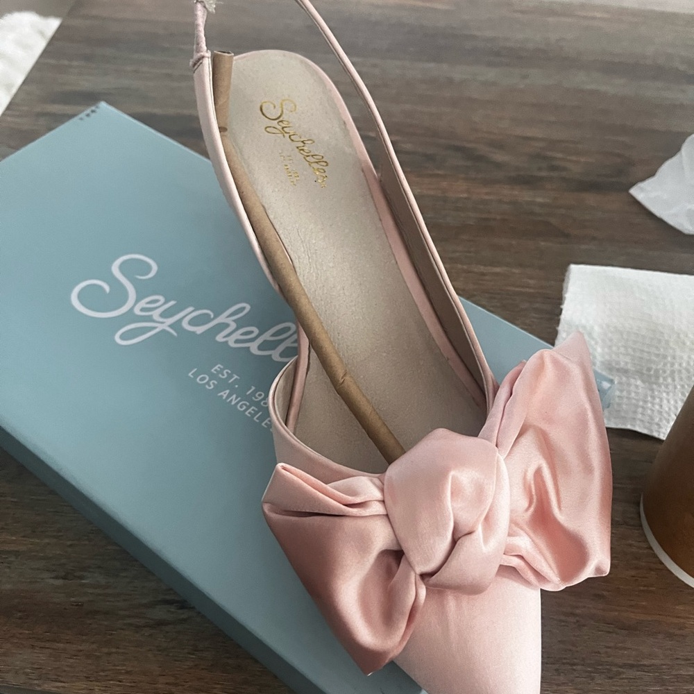 Seychelles Size 8 Pink Bow Blush Satin Low heels
